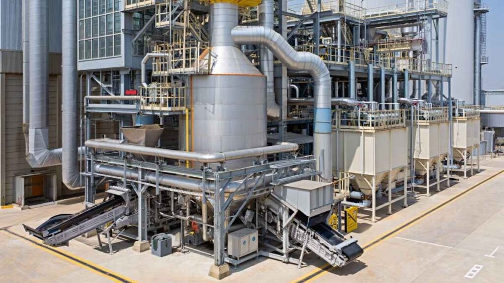 Fluidized bed gasifier showing hot sand particles used for efficient biomass gasification